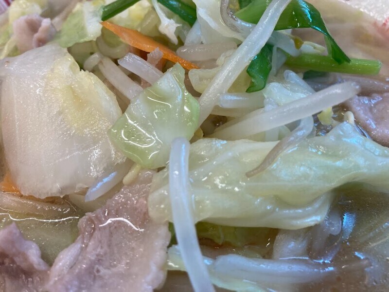 種類豊富な野菜がたっぷりとトッピング