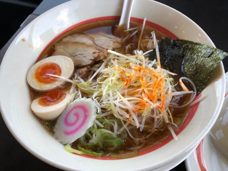 千切りねぎと味玉をトッピング