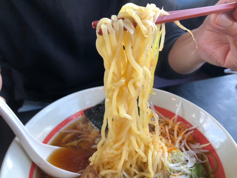 らーめんの麺は弾力がある。スープはどこか懐かしい味