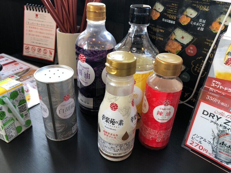 幸楽苑のテーブルには調味料がある