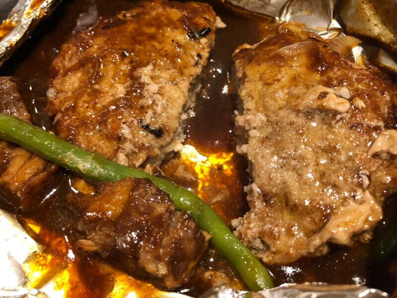 ココスの「濃厚ビーフシチューの包み焼きハンバーグ」のハンバーグは肉汁たっぷり