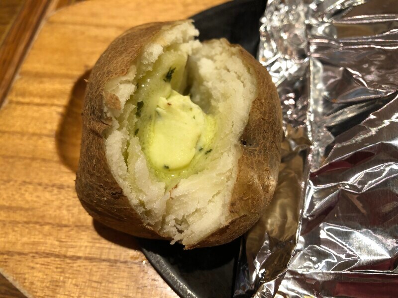 ココスの「濃厚ビーフシチューの包み焼きハンバーグ」に添えられているポテトも美味しい