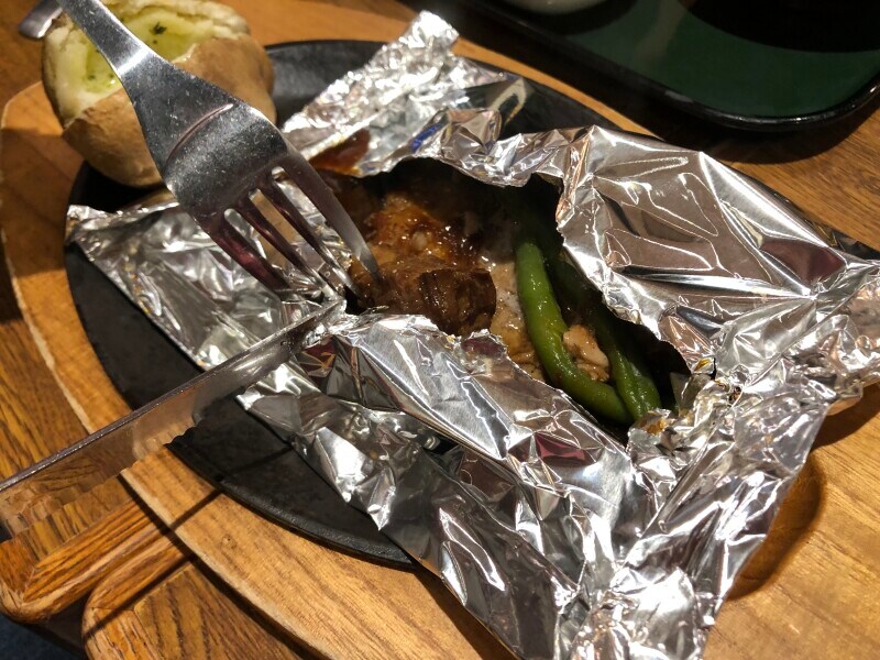 ココスの「濃厚ビーフシチューの包み焼きハンバーグ」はナイフとフォークを使って開ける