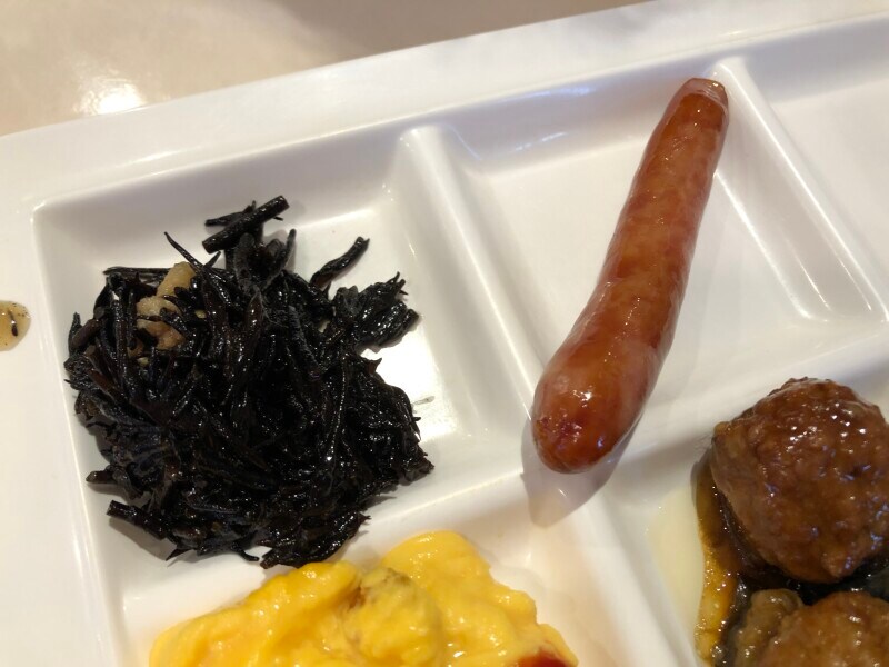 ココスの「朝食バイキング」のひじきの煮物とウィンナー