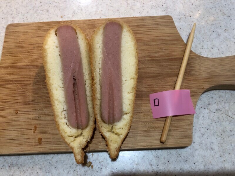 ローソンの「ジャンボアメリカンドッグ」を半分にカット