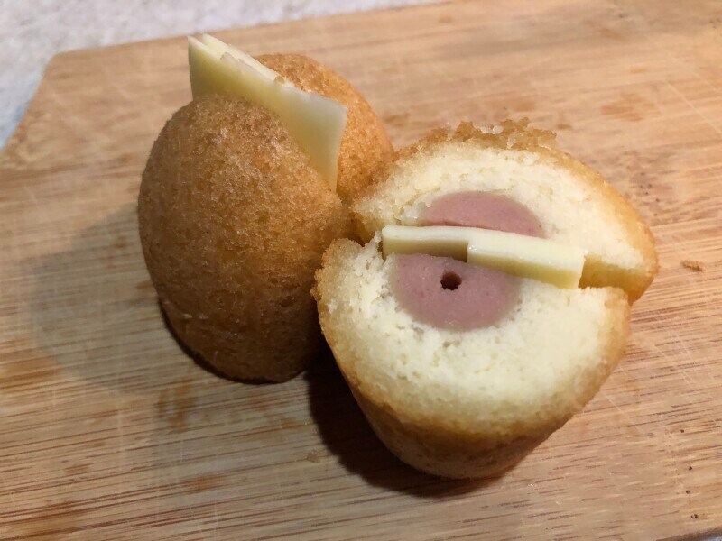 セブンイレブンの「アメリカンドッグ」を使ってチーズサンド