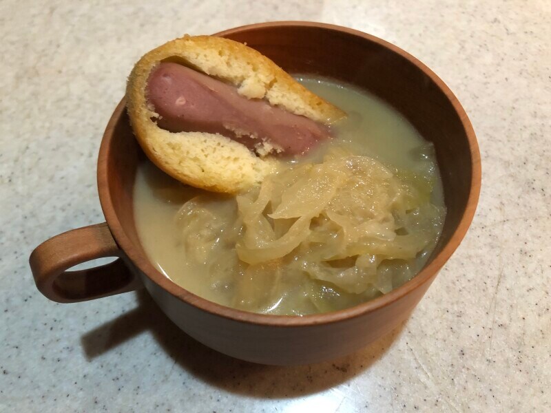 セブンイレブンの「アメリカンドッグ」をオニオンスープに入れてしまう