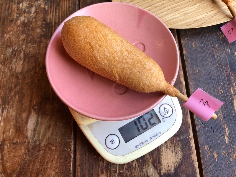 ファミリーマートの「アメリカンドッグ」の重さは102gだった