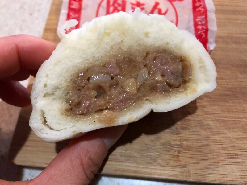 ファミリーマートの「ジューシー本格肉まん」は具材がジューシー