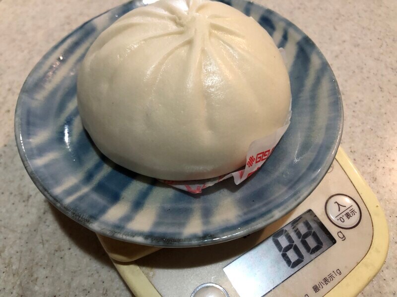 ローソンの「肉の旨みあふれるジューシー肉まん」の重さは88gだった