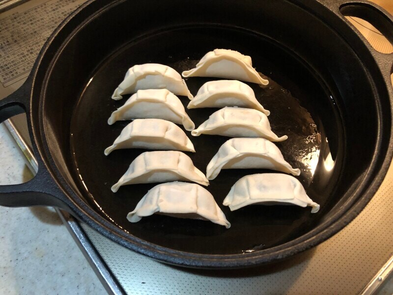 熱したフライパンに油をひき幸楽苑の冷凍餃子「極」を冷凍のまま並べる