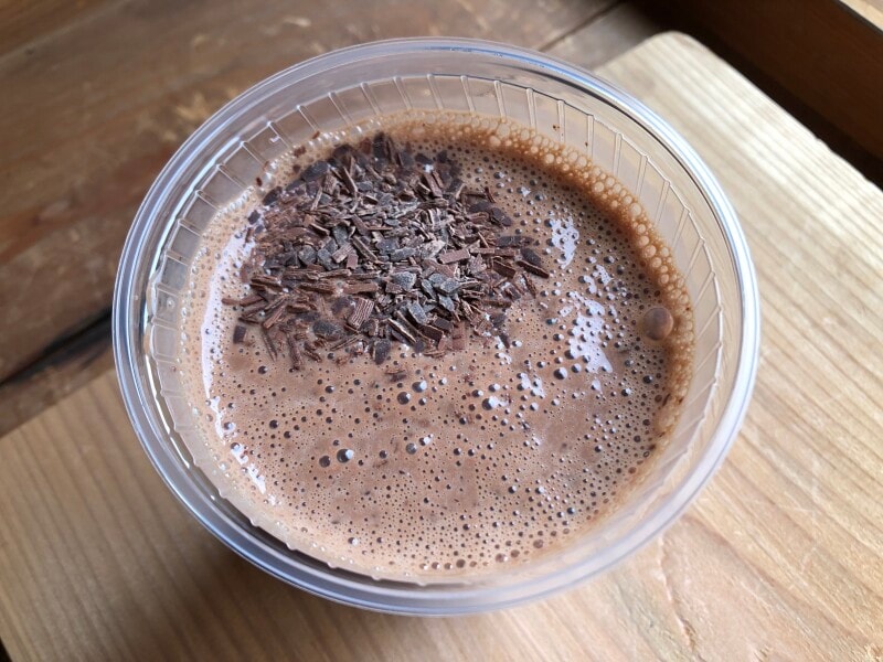 トッピングには、クーベルチュールチョコレートチップが使用されている