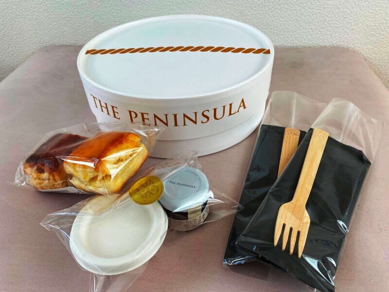 開ける前から気分の上るページスタッフの帽子型ボックス