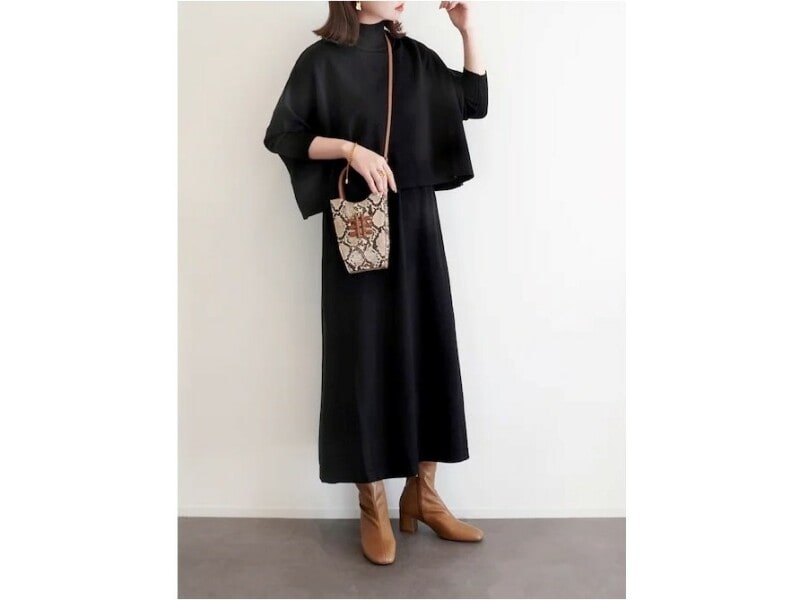 パイソン柄のショルダーバッグを黒コーデのポイントに　出典：WEAR