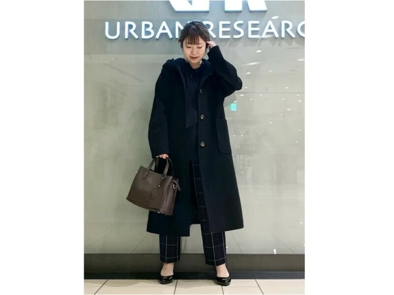 シルエットのきれいなコートや裾に向かって細くなるテーパードパンツですっきり　出典：WEAR