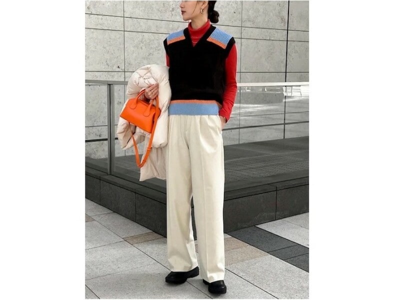 カラフルなニットも受け止める、合わせやすさも着まわせるポイント　出典：WEAR