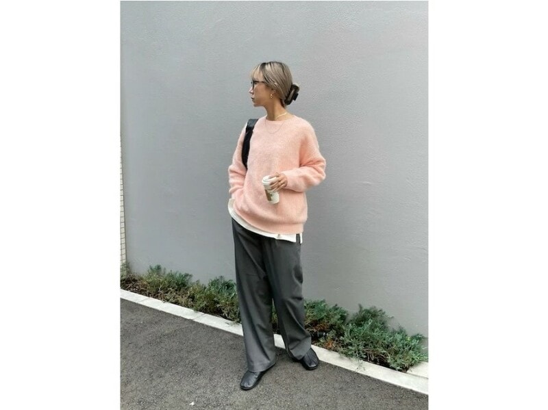 ゆるめのニットを合わせてリラックスした雰囲気に　出典：WEAR