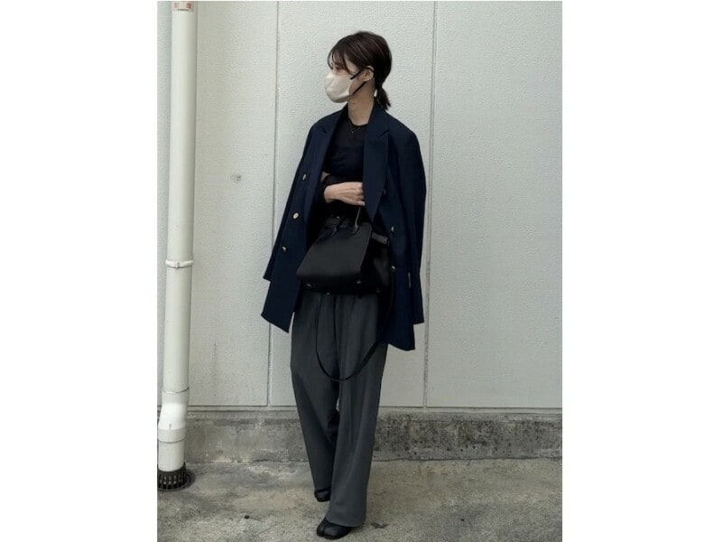 ジャケットと合わせてきちんと感のあるきれいめカジュアルコーデに　出典：WEAR