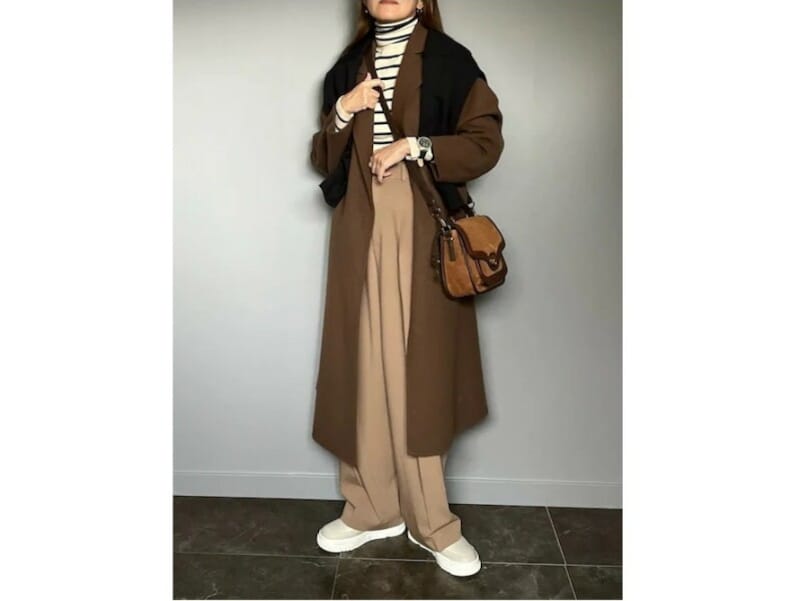 ベージュのタックワイドパンツならより軽やかなイメージの着こなしに　出典：WEAR