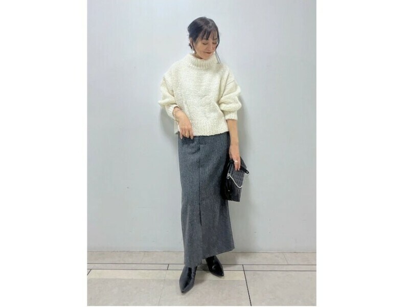 顔を明るく見せてくれる白のざっくりタートルニットは合わせやすくて◎　出典：WEAR
