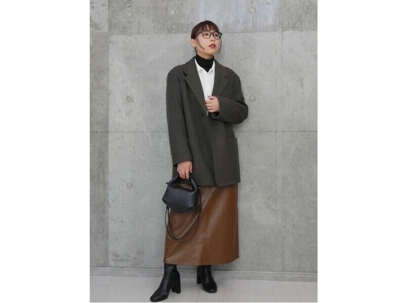 ジャストサイズのタートルの上に、少しゆとりのあるシャツを重ねるだけでOK　出典：WEAR