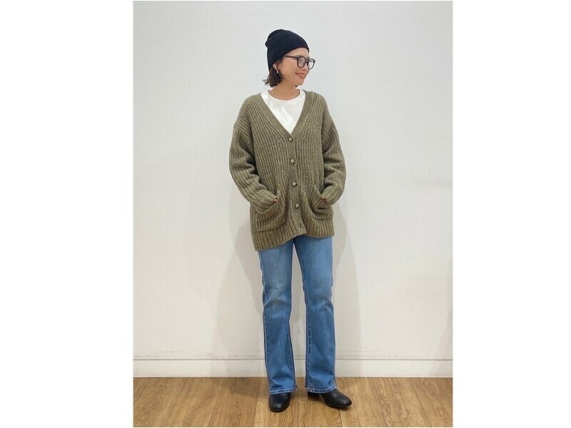 クリーンな白Tシャツをのぞかせて、こなれた大人カジュアルコーデに　出典：StyleHint