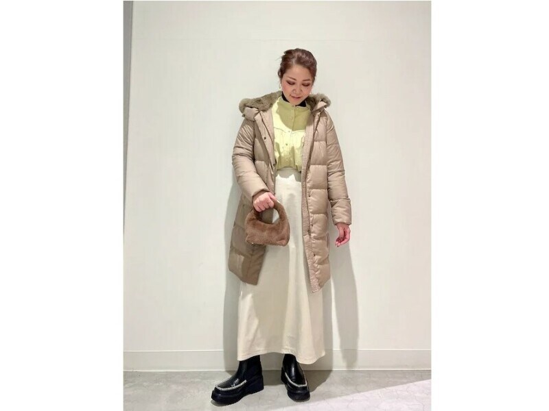 ルミナスイエローを、インナーにも1枚でも着られるシャツで取り入れても 出典:WEAR