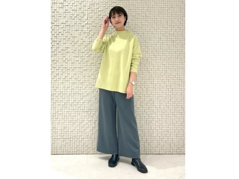 柔らかく暖かさも感じられる「ルミナスイエロー」はぜひトップスで　出典：WEAR