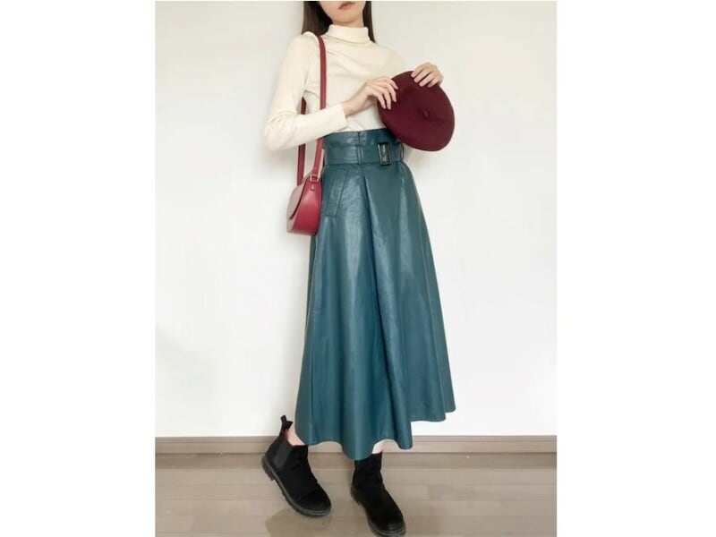 インパクトのあるカラーなので小物で取り入れて差し色にしても　出典：WEAR