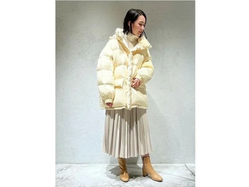 【OKコーデ】明るい色のダウンを選んだり、素材のバランスに気を付けるとイメージが変えられます　出典：WEAR