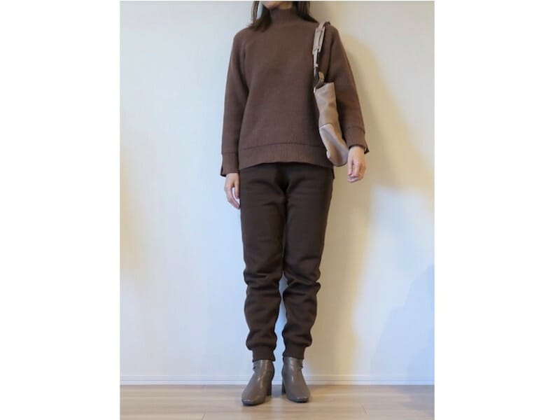 同系色のニットなどをトップスに合わせると、自然に馴染ませることができます。