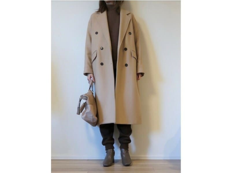 今シーズンはスウェットパンツにきれいめのロングコートを合わせるバランスもトレンド