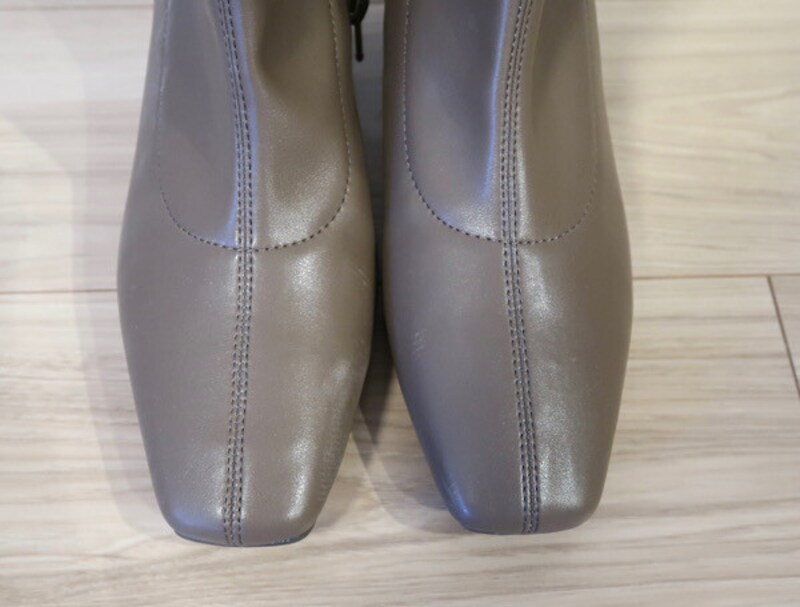 つま先がスクエアトゥなのもおしゃれに履けるポイントです