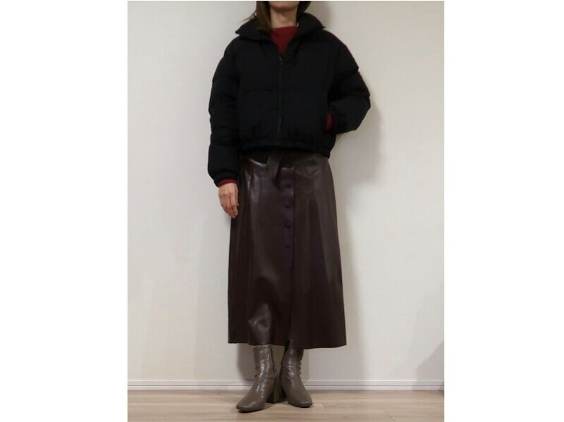 合皮素材のブーツなので、フェイクレザーのボトムスと合わせるとお互いに主張があり、違和感を感じるかも……