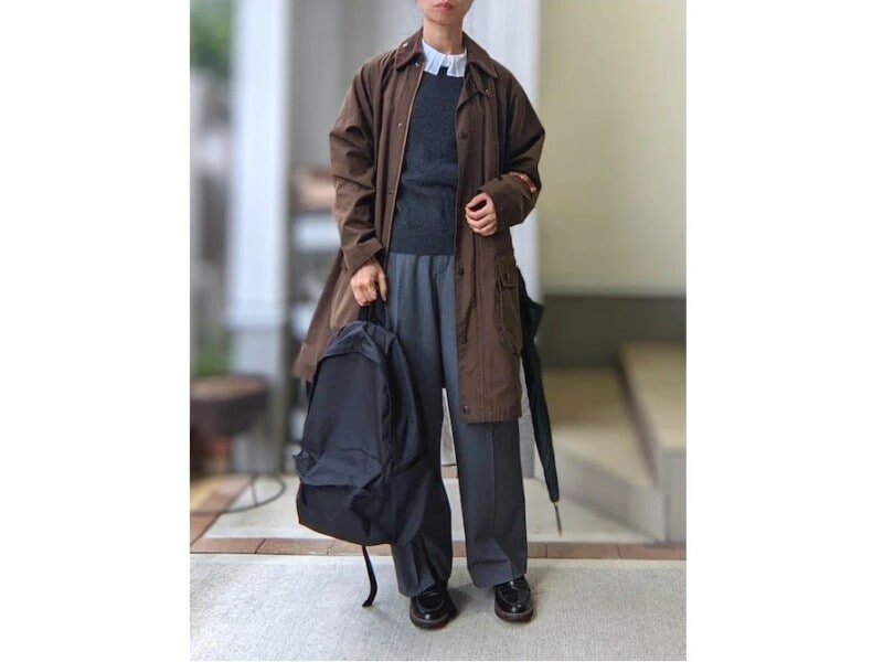 シンプルな大人コーデにも馴染むリュックにはパソコンも入ります　出典：WEAR