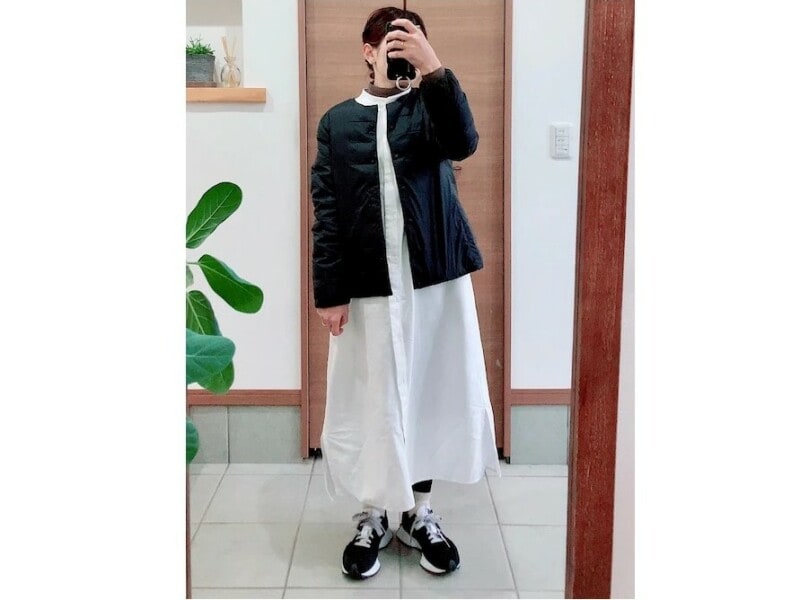 どんなコーデにも合わせやすいノーカラーのダウンは重宝間違いなし　出典：WEAR