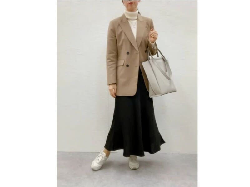 ジャケットコーデの外し役として、軽やかさをプラス 出典:WEAR