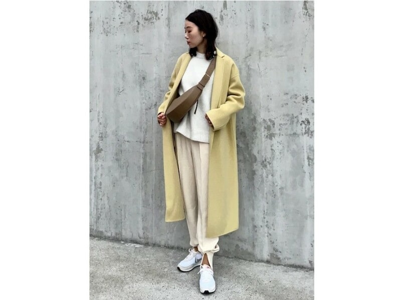 きれいめコートの中をスウェットやスニーカーでカジュアルにまとめて今っぽく 出典:WEAR