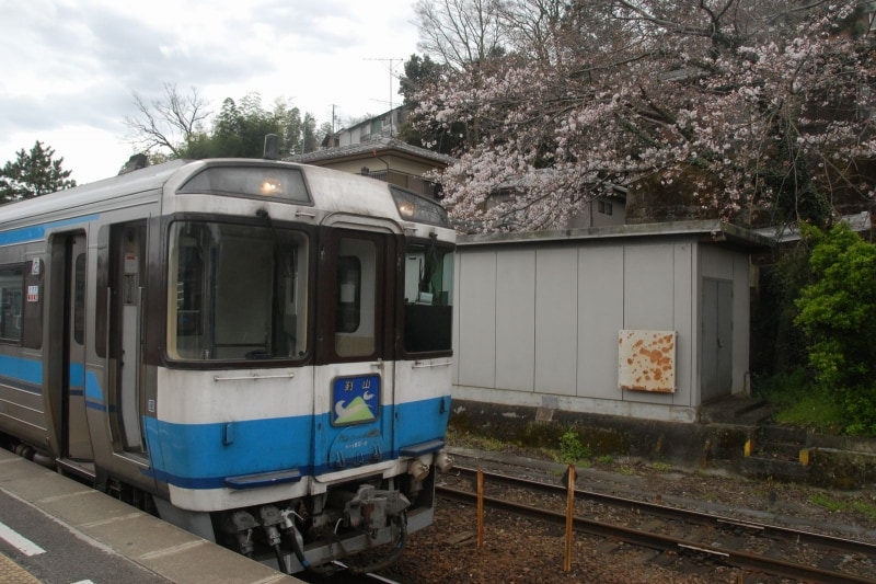 穴吹駅の特急