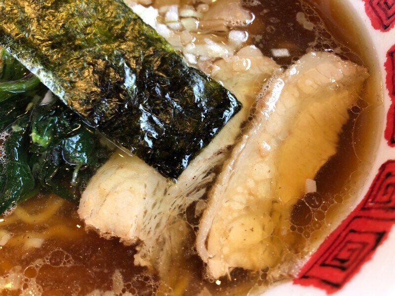 バーミヤンの「バーミヤンラーメン」には焼き豚、ほうれん草、海苔、メンマが乗っている