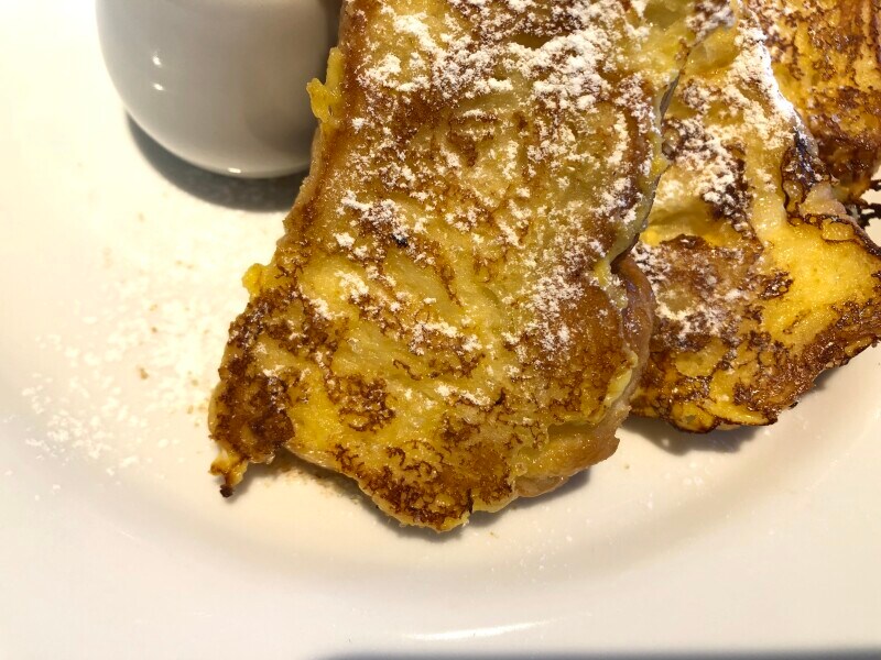 デニーズの「自家製フレンチトースト」は外側はサクッとしている