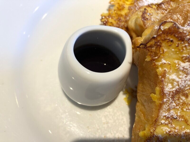 メイプルシロップ付き。お好みでかけて食べる