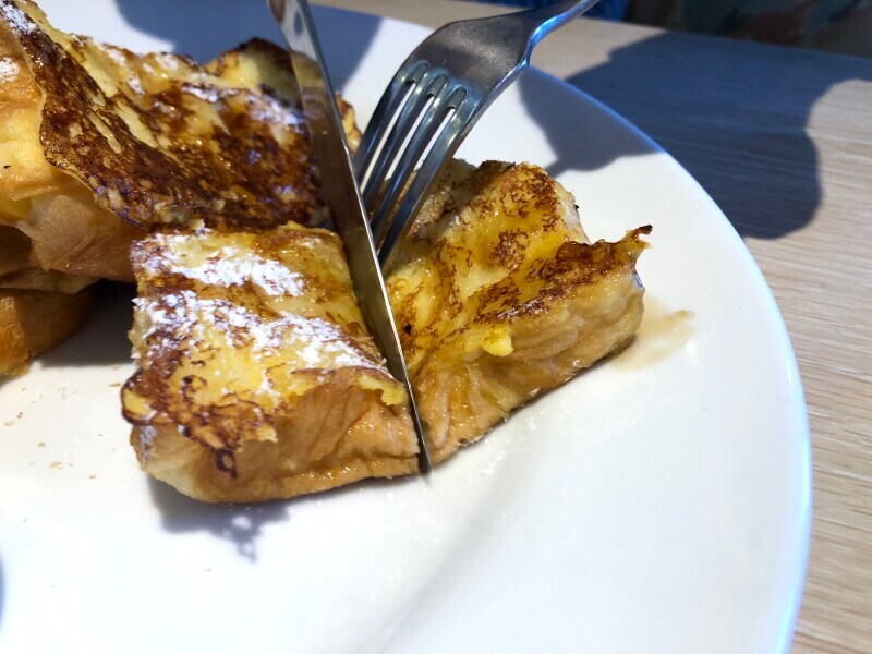 デニーズの「自家製フレンチトースト」はナイフを入れるときもモチッとしている