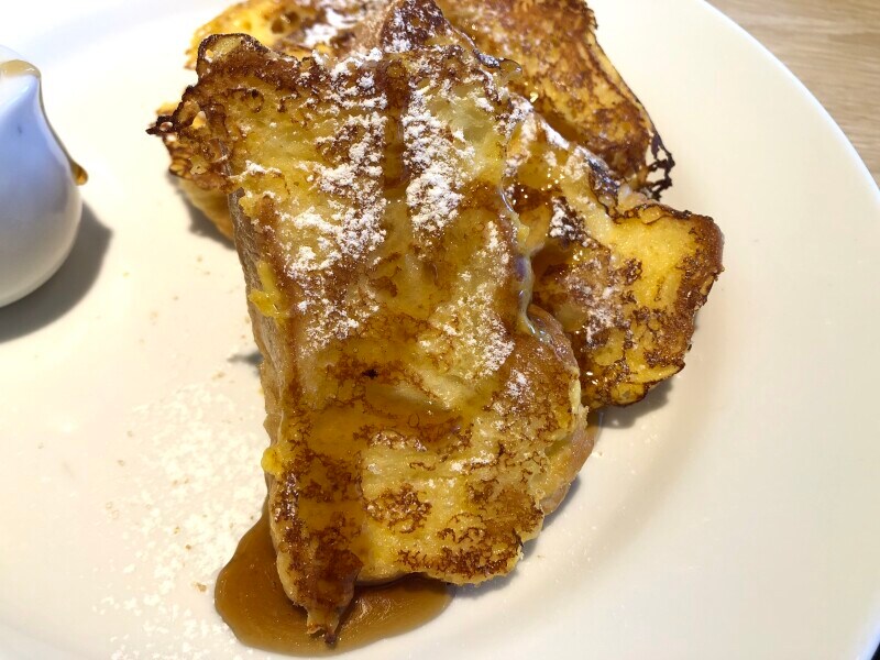 デニーズの「自家製フレンチトースト」にメイプルシロップをプラス