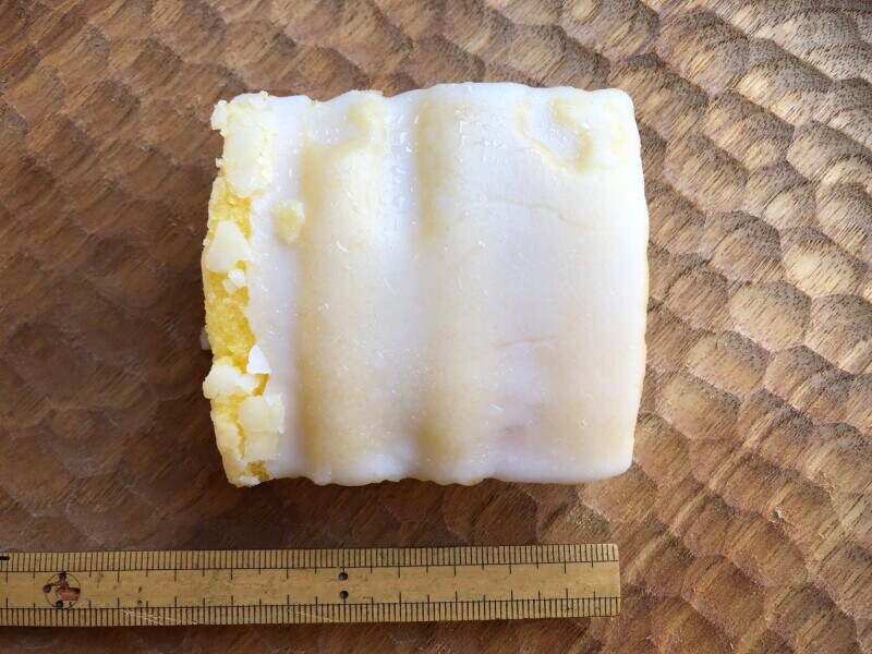 セブンイレブンの「7プレミアム しっとりバウムクーヘン」のサイズは約7cm