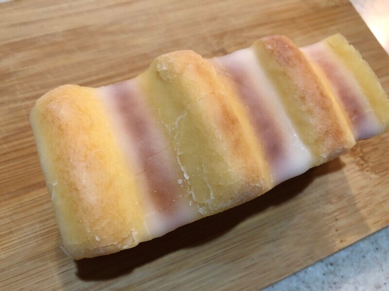 ローソンの「生バウムクーヘン」の砂糖で加工された部分はシャリシャリ