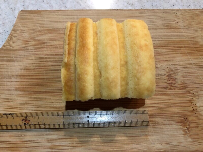 セブンイレブンの「7プレミアム 糖質50％オフのバウムクーヘン」は約7cm