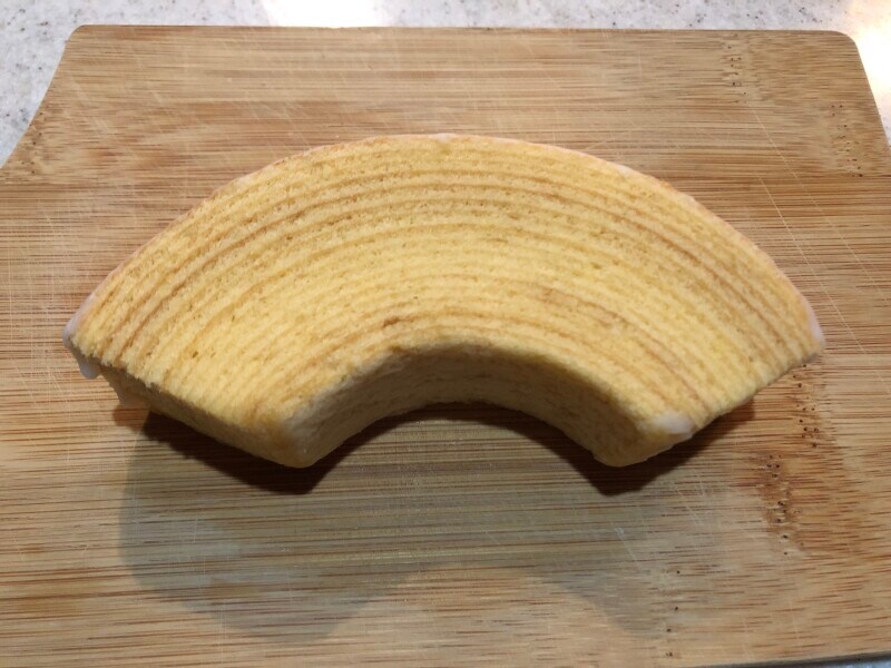 ファミリーマートの「冷やして食べるしっとり食感のバウム」はひんやりが美味しい