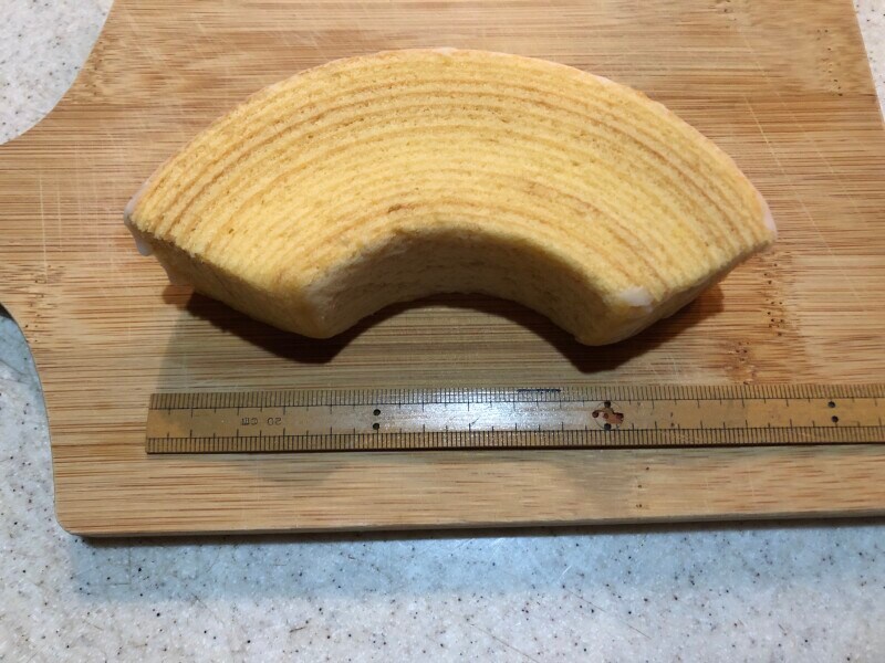 ファミリーマートの「冷やして食べるしっとり食感のバウム」の長さは18cmほど