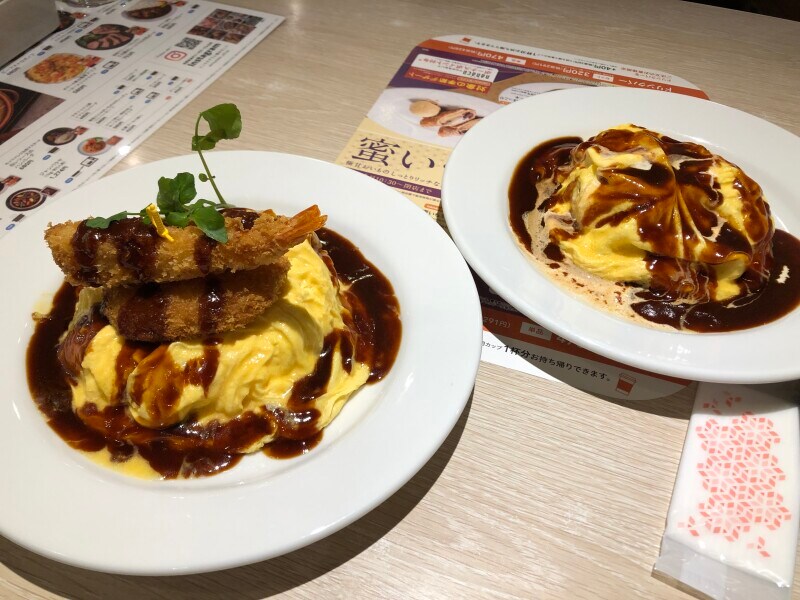 デニーズの「とろ～り卵とチーズのオムライス」（右）と「とろ～り卵とチーズのエビコロオムライス」（左）